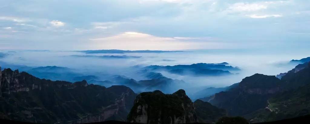 层峦叠嶂山峰耸立是大自然对我们最好的馈赠