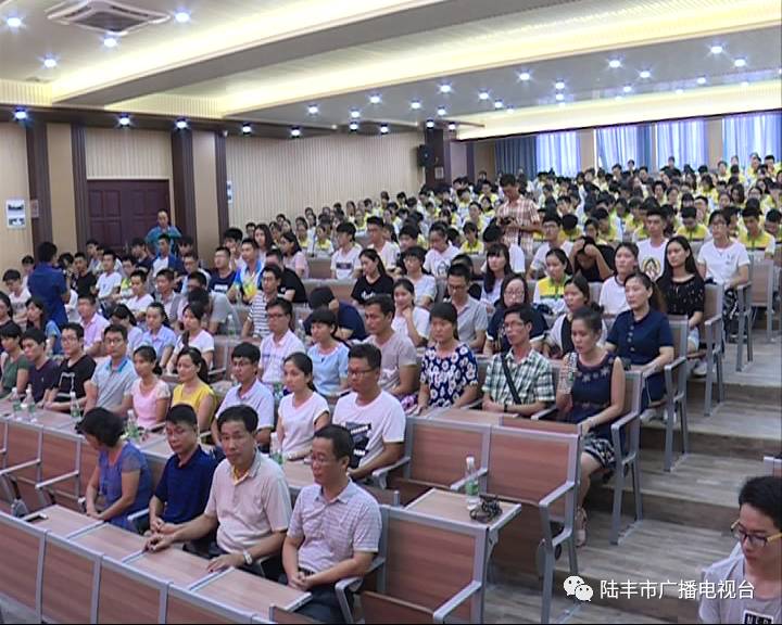 刘振群奖励玉燕中学优秀考生和教师