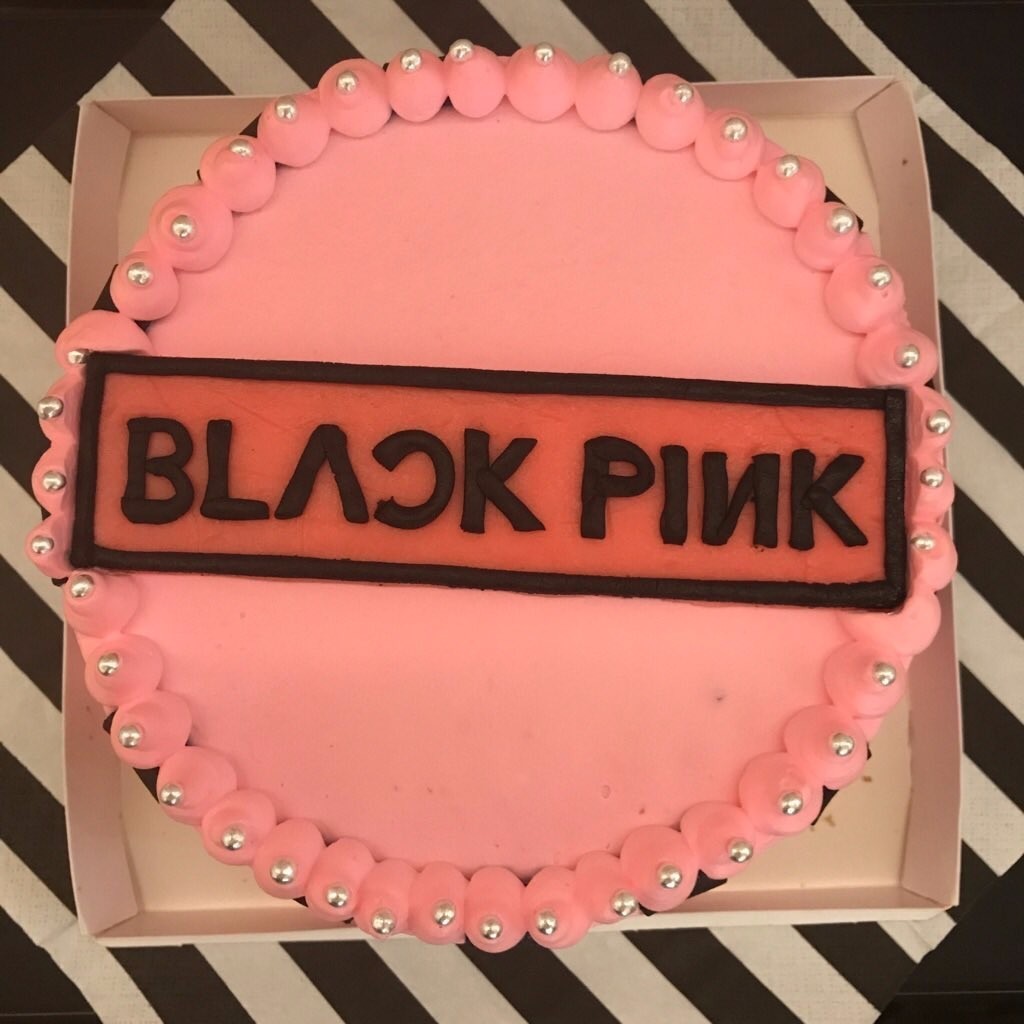 另外,21日,日杂zipperjp官方推特更新,blackpink团体合照和祝贺蛋糕