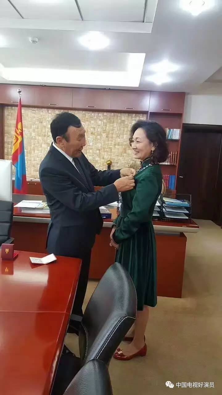 哈斯高娃荣获蒙古国政府颁发的文化杰出工作者勋章