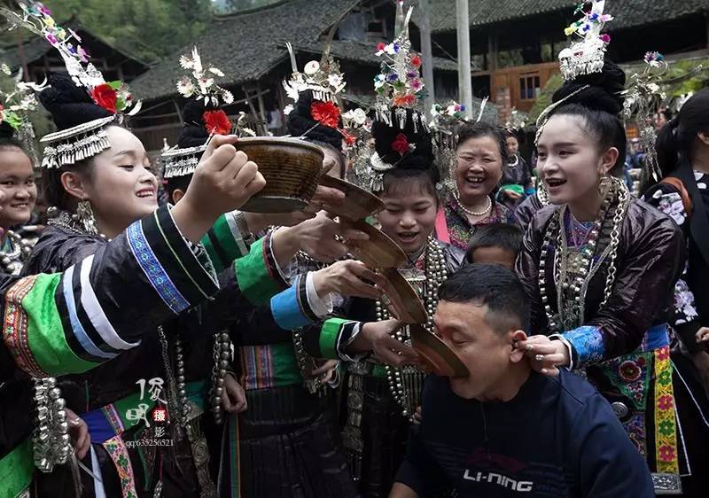 侗族敬酒方式"高山流水"上图来源 搜狐:俊明摄影旅行是夜,歌声四起