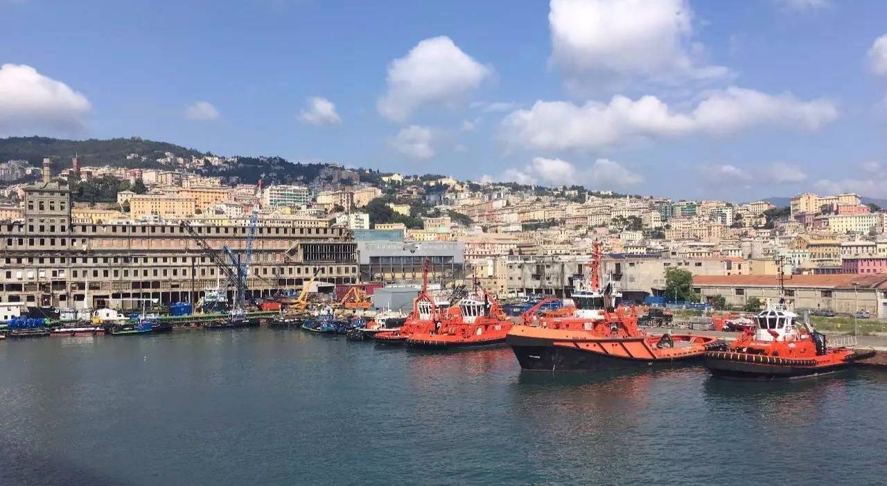 站在甲板上远眺,可见美丽的热那亚港口,密集的城市建筑,来往的船只都