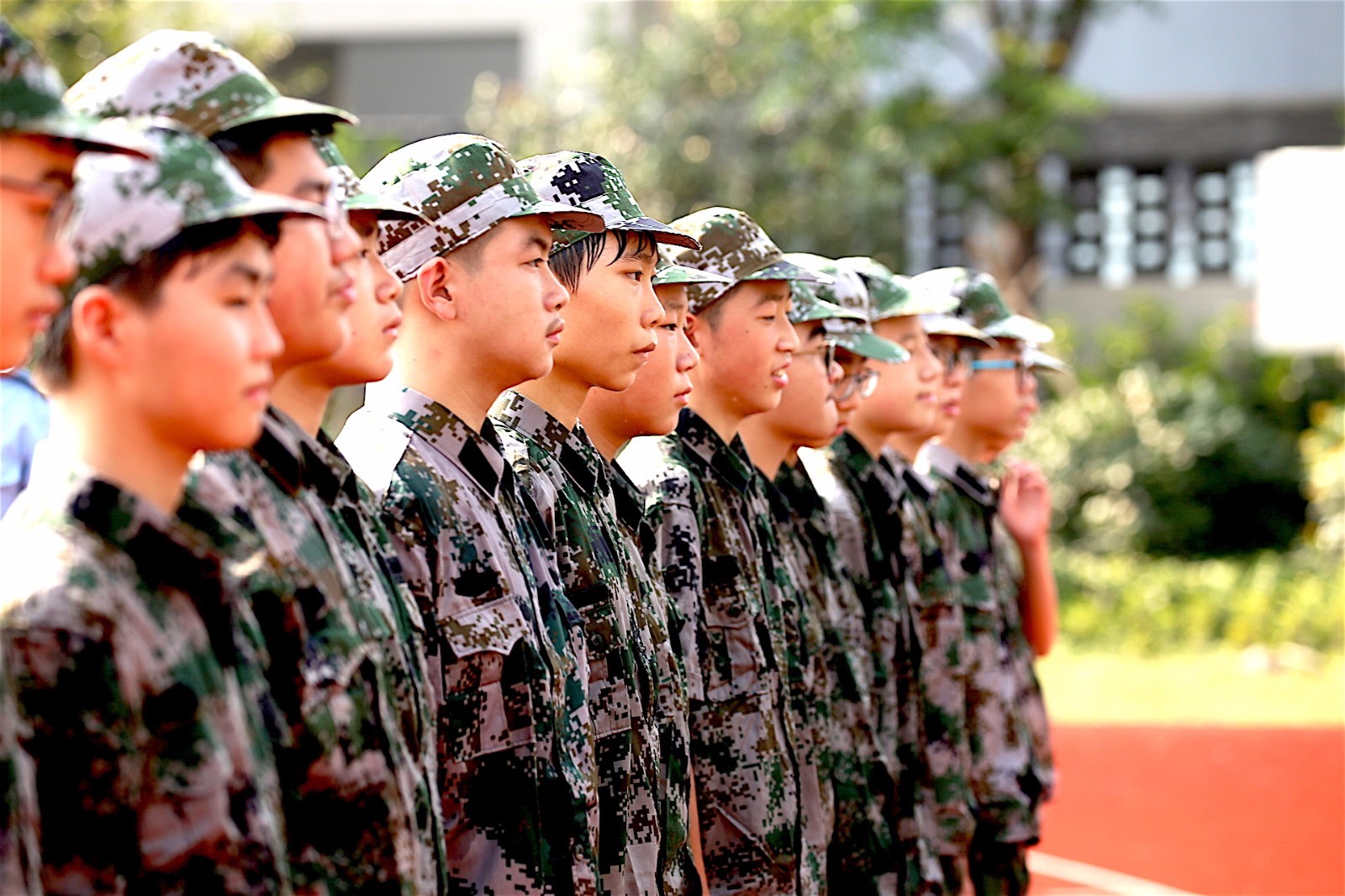 校领导,部队领导参加开营仪式 未来五天,孩子们将接受来自驻嘉94754