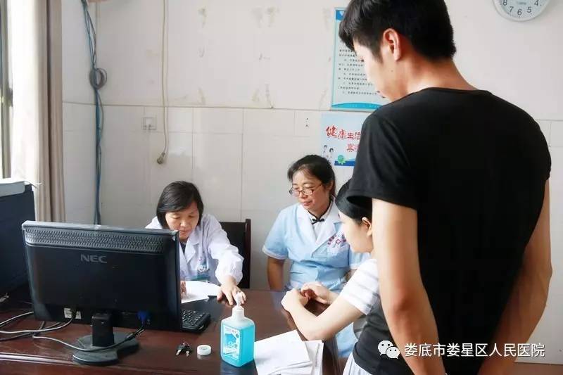 妇科副主任医师陈正元(左)在卫生院门诊坐诊