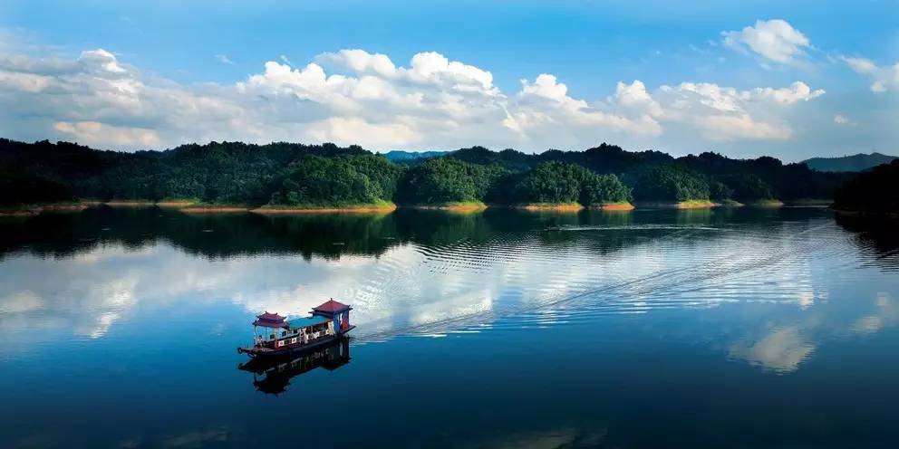 摄制组不仅走进了桃花源,柳叶湖,城头山,花岩溪等旅游景区景点,深入