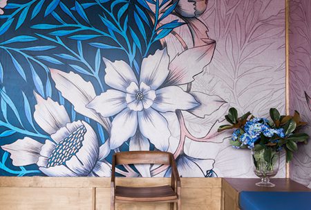时间的沉淀:蓝色花卉手绘墙欣赏