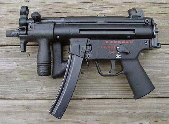 《狼群》专辑10期:刑天野外训练时的备用武器mp5k pdw