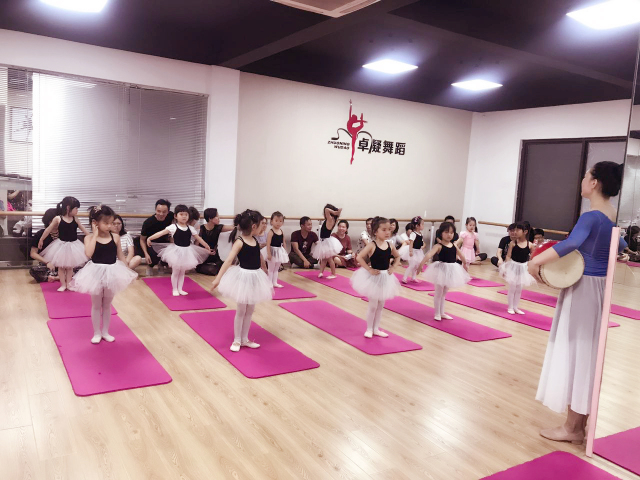 杭州卓凝舞蹈工作室专注于少儿舞蹈培训,注重教学与实践相结合.