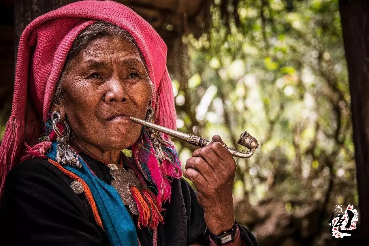 宁静的佤族老人懂事的佤族小女孩纯真的童年老人与孩子佤族老人的惬意