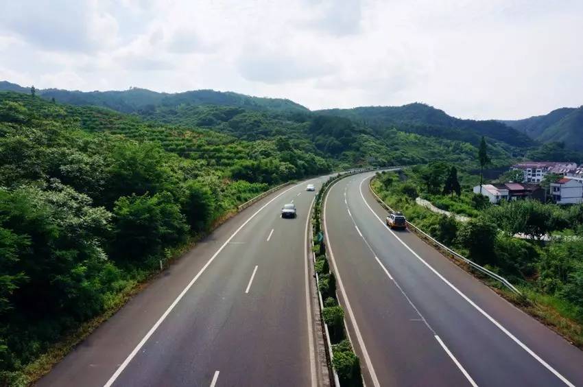 高速公路横跨瓯江 沿路青山成群绿水环绕