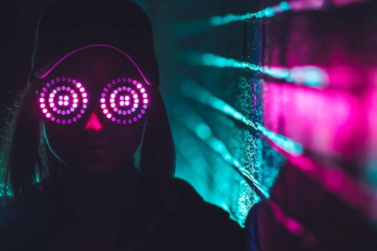 回家避 台风"天鸽"看着实力派 女dj rezz 嗨翻万人现场