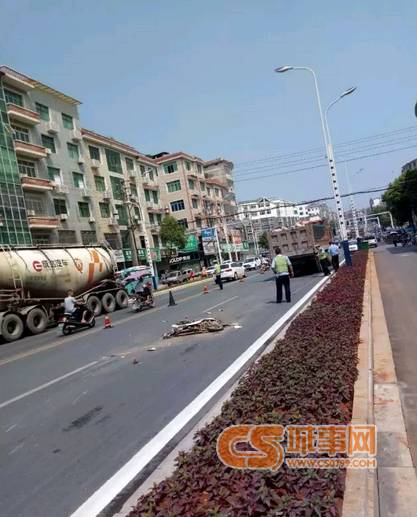 萍乡今天发生两起严重车祸一女子遭货车碾压当场爆头惨死另一摩托车主