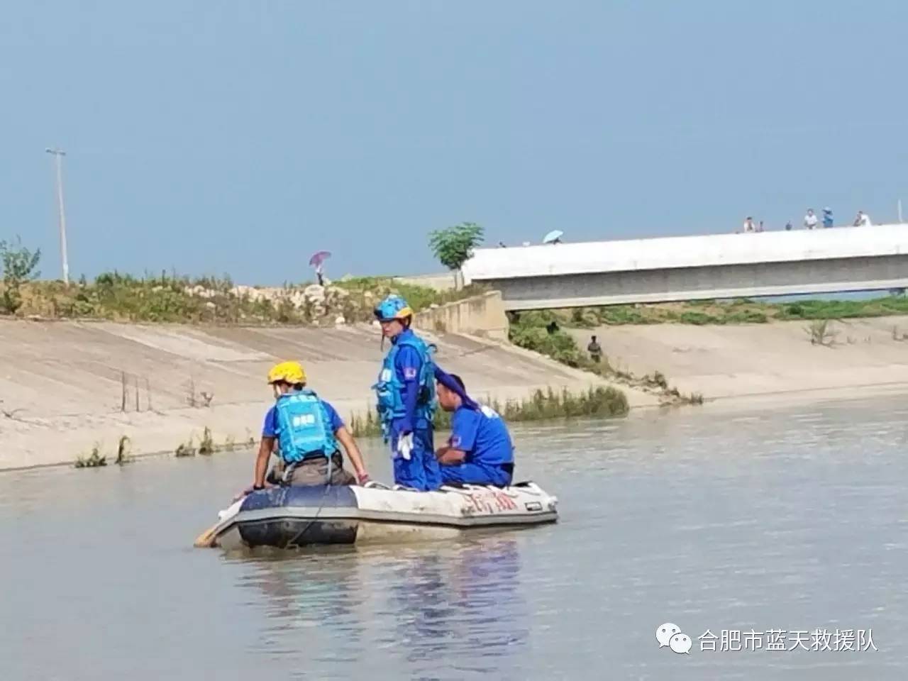 21日下午14:55左右,溺水老人被合肥队和芜湖队联手打捞上岸 ,经确认因