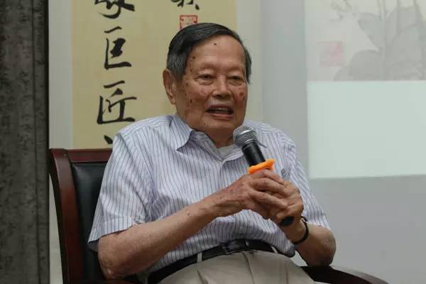 杨振宁95岁生日：30余院士贺寿，欢迎其恢复中国国籍！