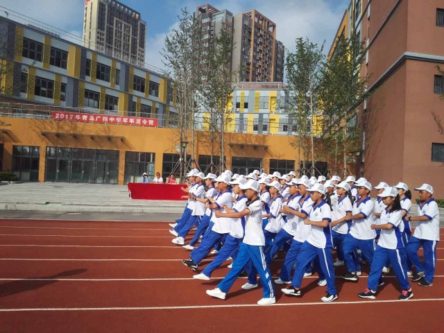 8月23日 青岛广雅中学军事夏令营已接近尾声 下午3时,同学们在西校区