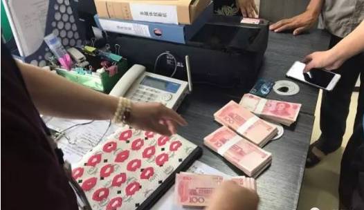 【感动】4万现金落在车上,不到1小时泸州的哥如数奉还