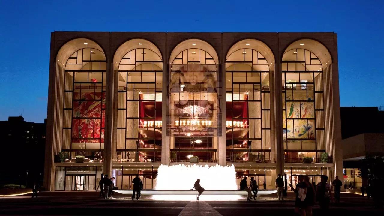 metropolitan opera house 位于 美国纽约 是世界上最负盛名的歌剧院