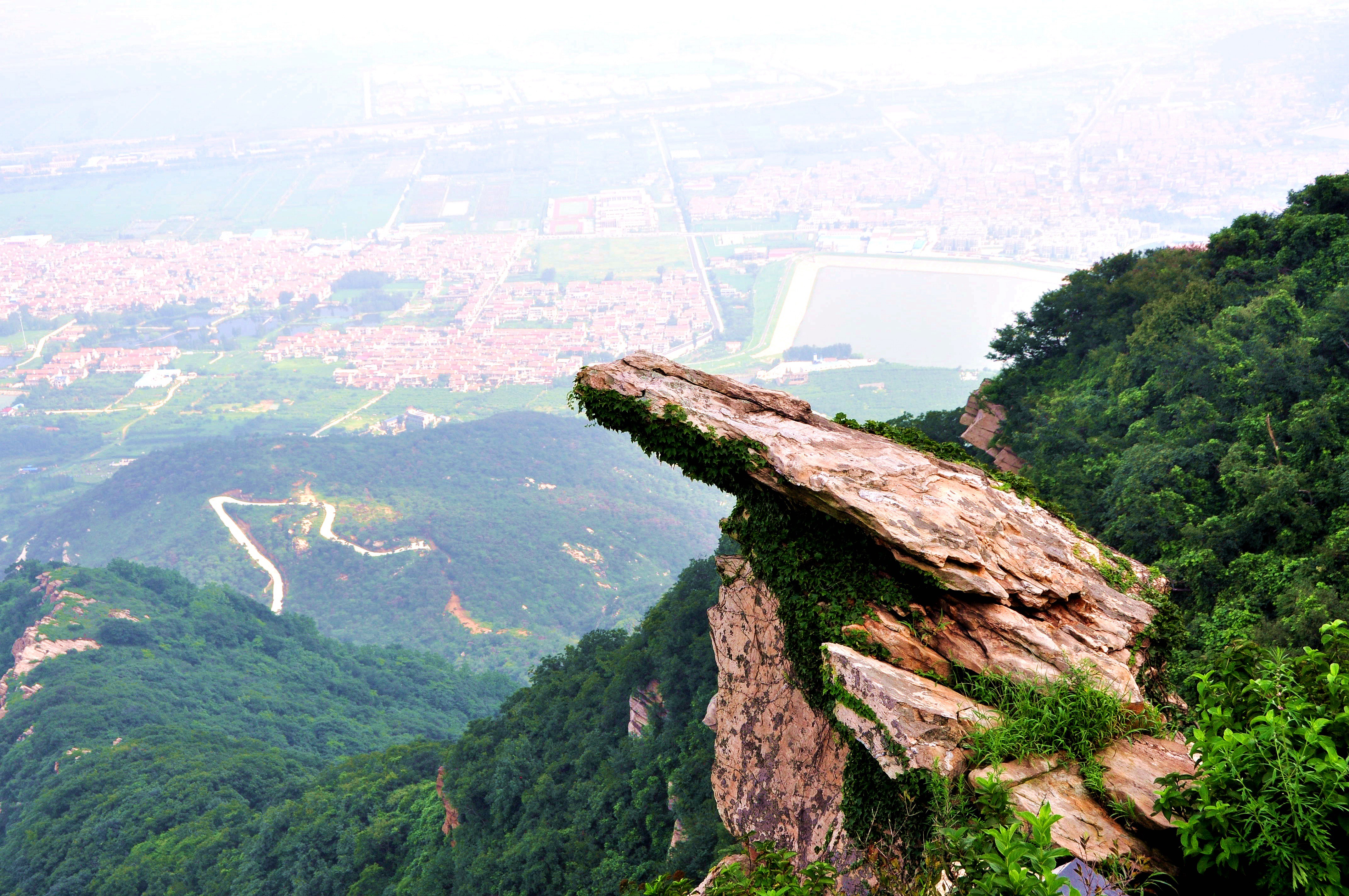 登上花果山最高峰玉女峰，观夕阳美景，阳光透过云层洒落在山峰间|玉女峰|花果山|云层_新浪新闻