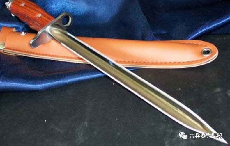 这款军刀是按照国产56式三棱刺刀设计生产的一款棱型刀.