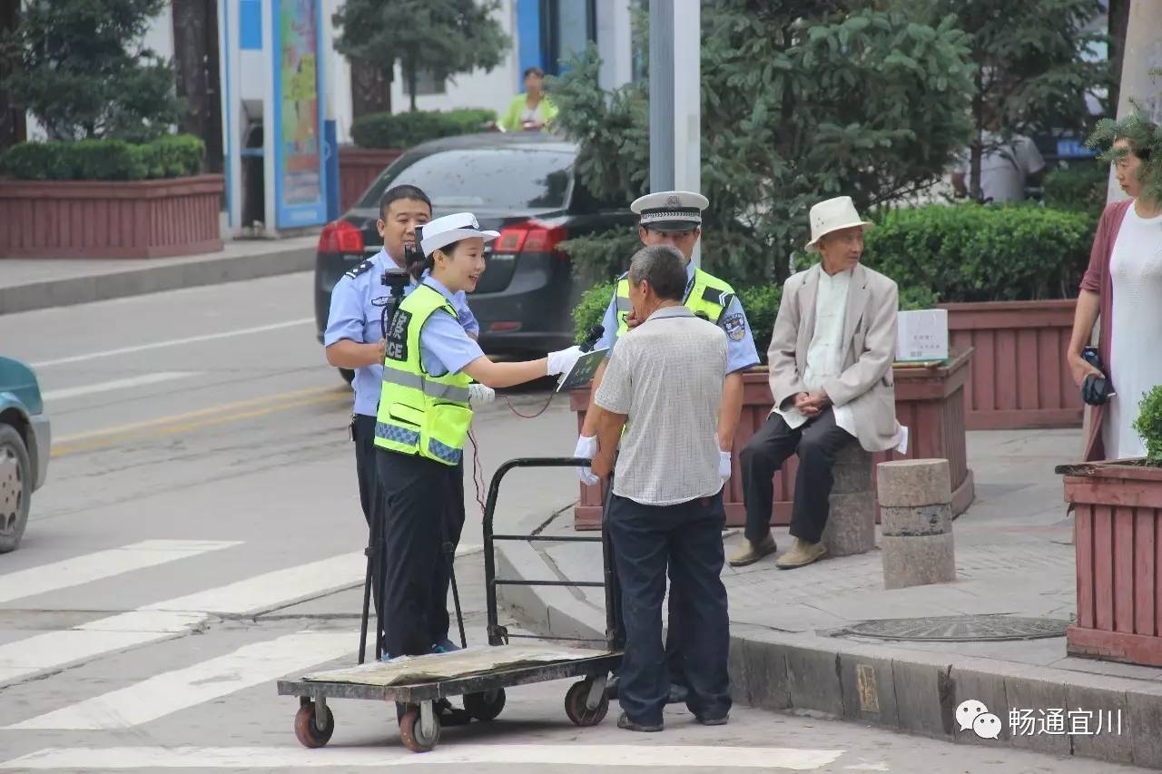 宜川交警开展"三个不发生"现场执法"大直播"10.2万"网民关注