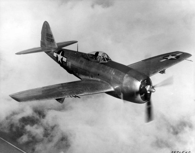 p-47"雷霆"( thunderbolt)是美国共和飞机公司于二战期间研发的一款