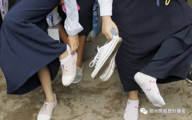 柬埔寨教育部严打考试作弊 考生遭搜身脱鞋检查