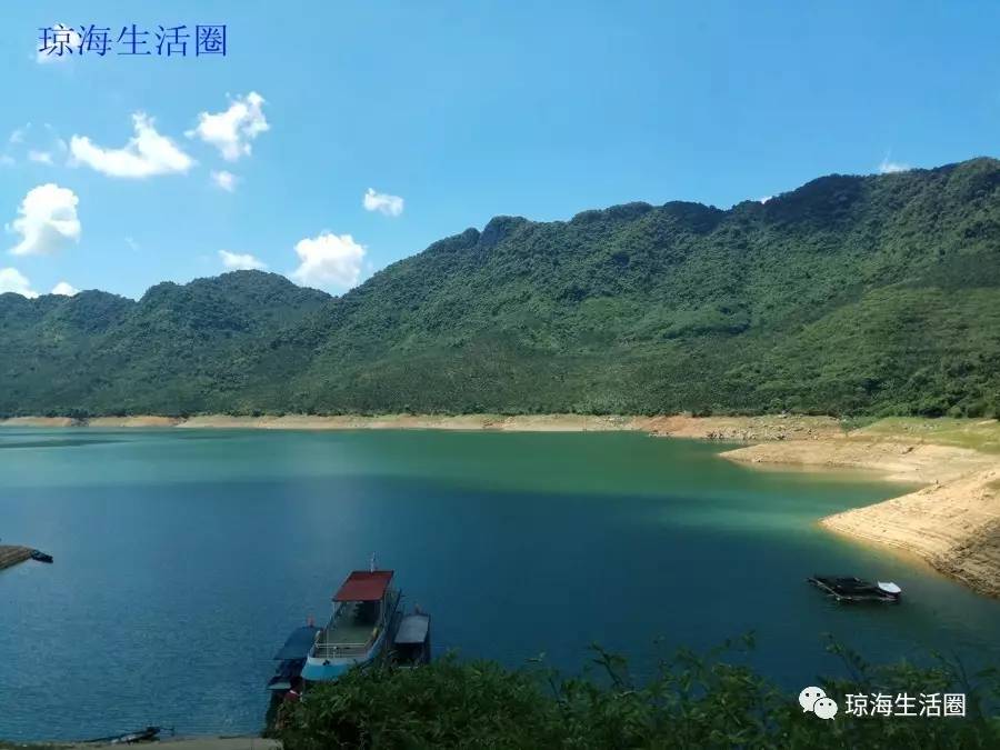 万泉湖旅游度假区位于万泉河上游的牛路岭库区.