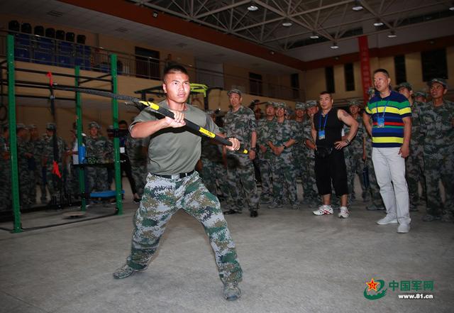 军事 正文  近日,新疆军区某团邀请地方健身器械商家走进部队,进行