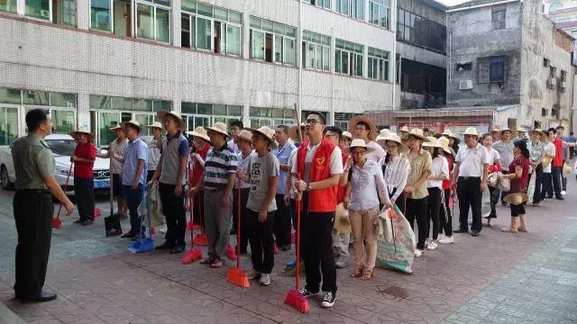 博罗杨村:领导顶着烈日亲力亲为,带领干部职工清理