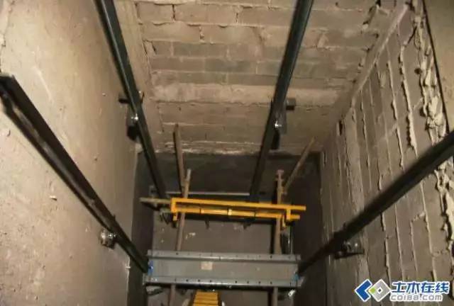 安装一节轨道后安装下梁空空的井道电梯要安装到这十八楼里这是轨道