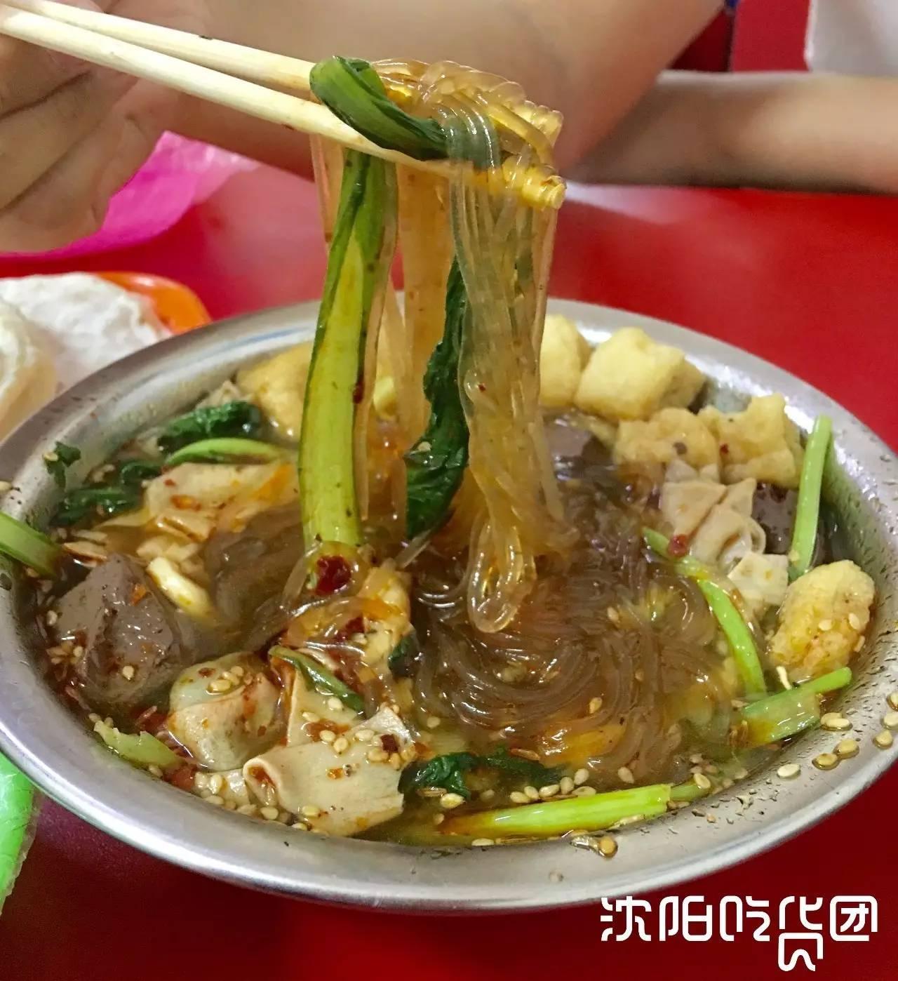 店里主营麻辣烫鸡架和各种炸串,麻辣烫就是纯老式的麻辣烫,七块钱一小