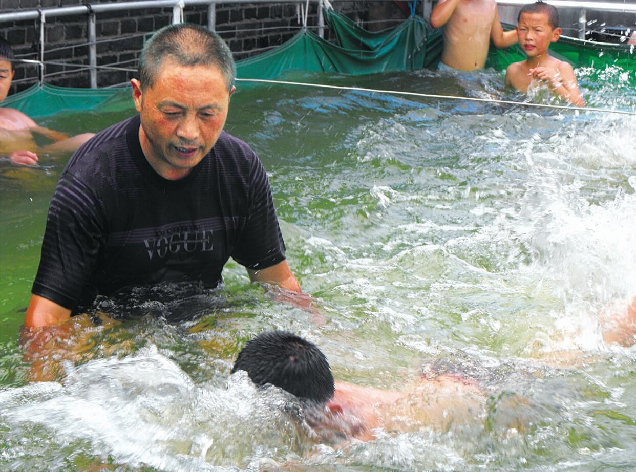 兴化退伍老兵自建泳池,5年来免费教留守儿童游泳