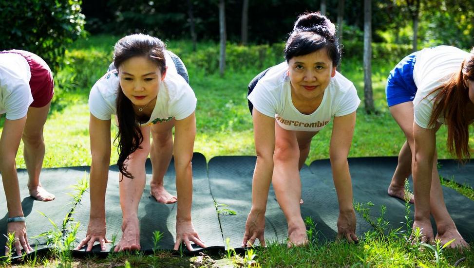 实拍大妈集体不跳广场舞 改行练瑜伽越看越美!