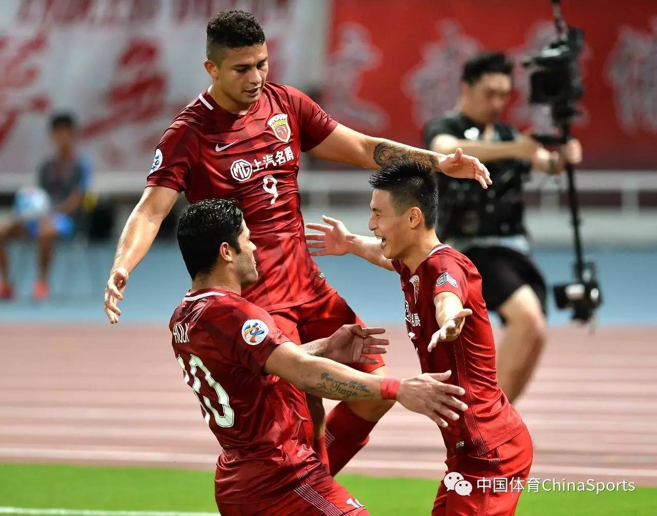 亚冠联赛上演中国德比上港4比0横扫恒大