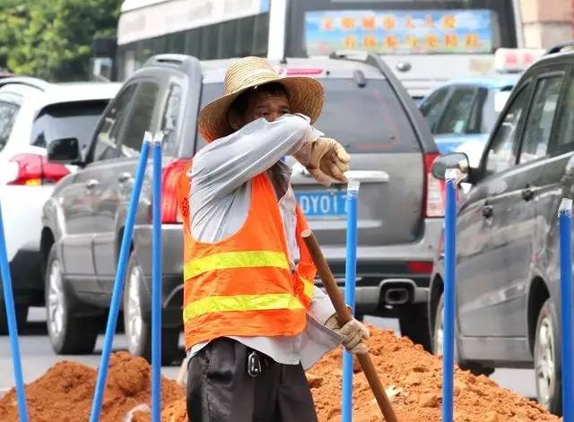 在烈日下辛苦工作的劳动者.