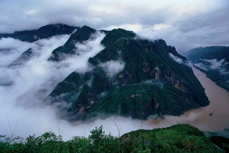 其中泄滩,青滩,崆岭滩为著名的三大险滩,还有黄牛峡,灯影峡,崆岭峡