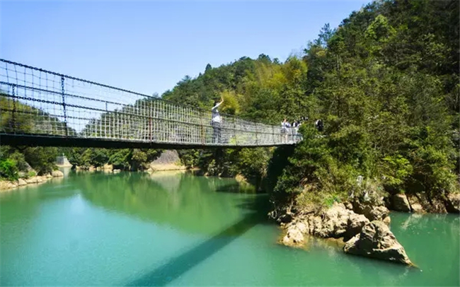 旅游 正文 地址:温州市龙湾区瑶溪街道瑶溪村 游玩地推荐:金钟瀑,瑶溪