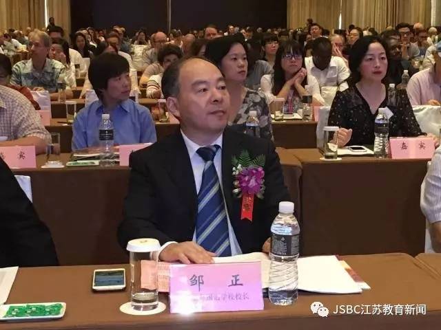 发布会上,南京外国语学校校长邹正,国王学院学校副校长karl gross