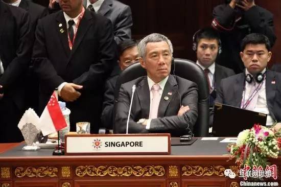 新加坡总理说：上海路边摊都用手机支付，我们像乡巴佬