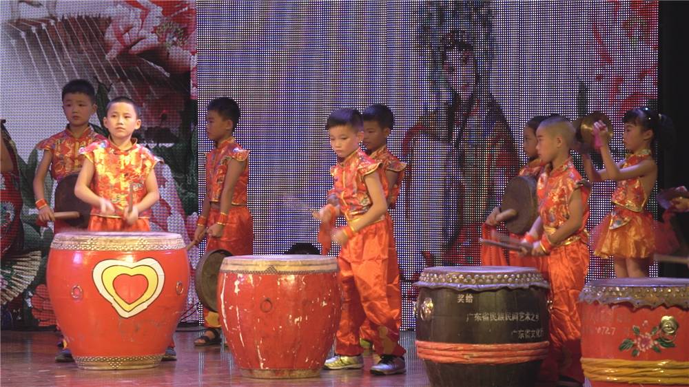 《客家大锣鼓》,古筝弹奏《春之花》,二胡合奏《迎春曲》,笛子独奏