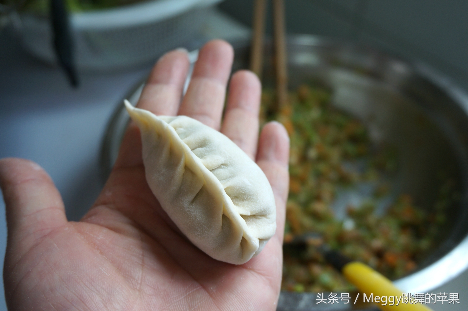 饺子蒸着吃只要8分钟,薄皮大馅都不用筷子,和面的水温是关键!