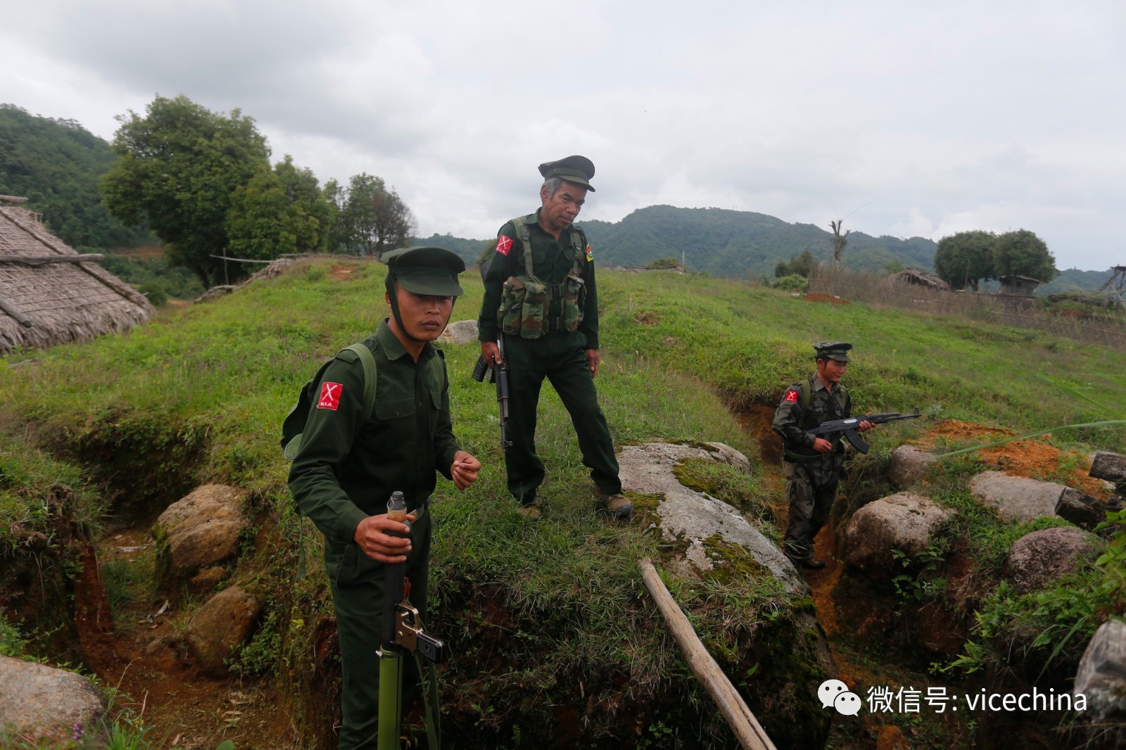 我在"借土养命 的缅甸前线体会了战争的荒谬与现实