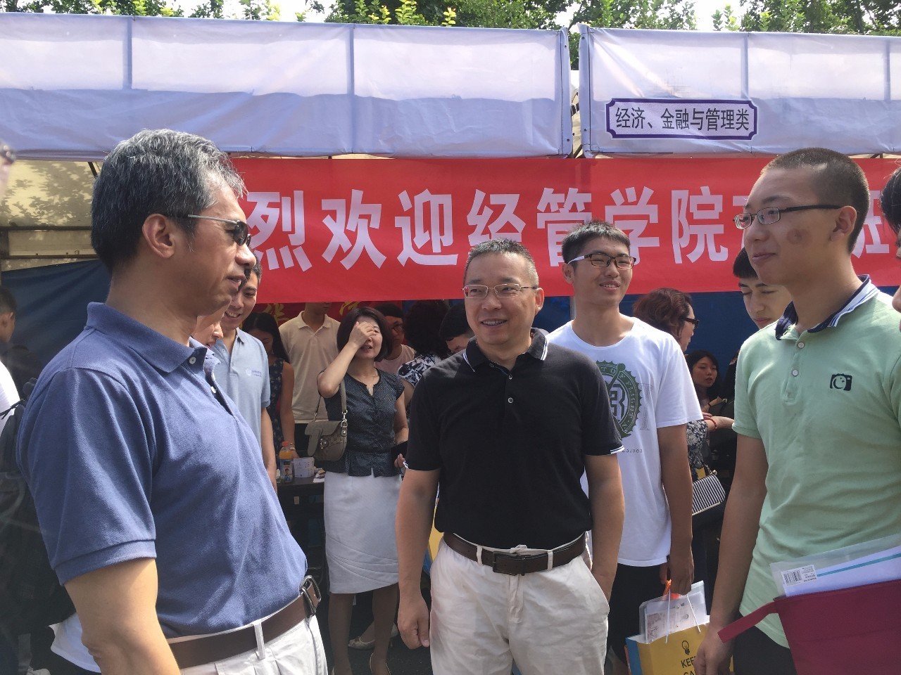 清华经管学院党委副书记焦捷教授与同学们亲切交流热烈欢迎7字班新生!