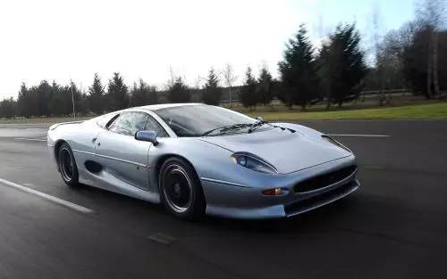 1992年    捷豹在"福特爸爸"的"宠幸"下,推出性能彪悍的xj220.