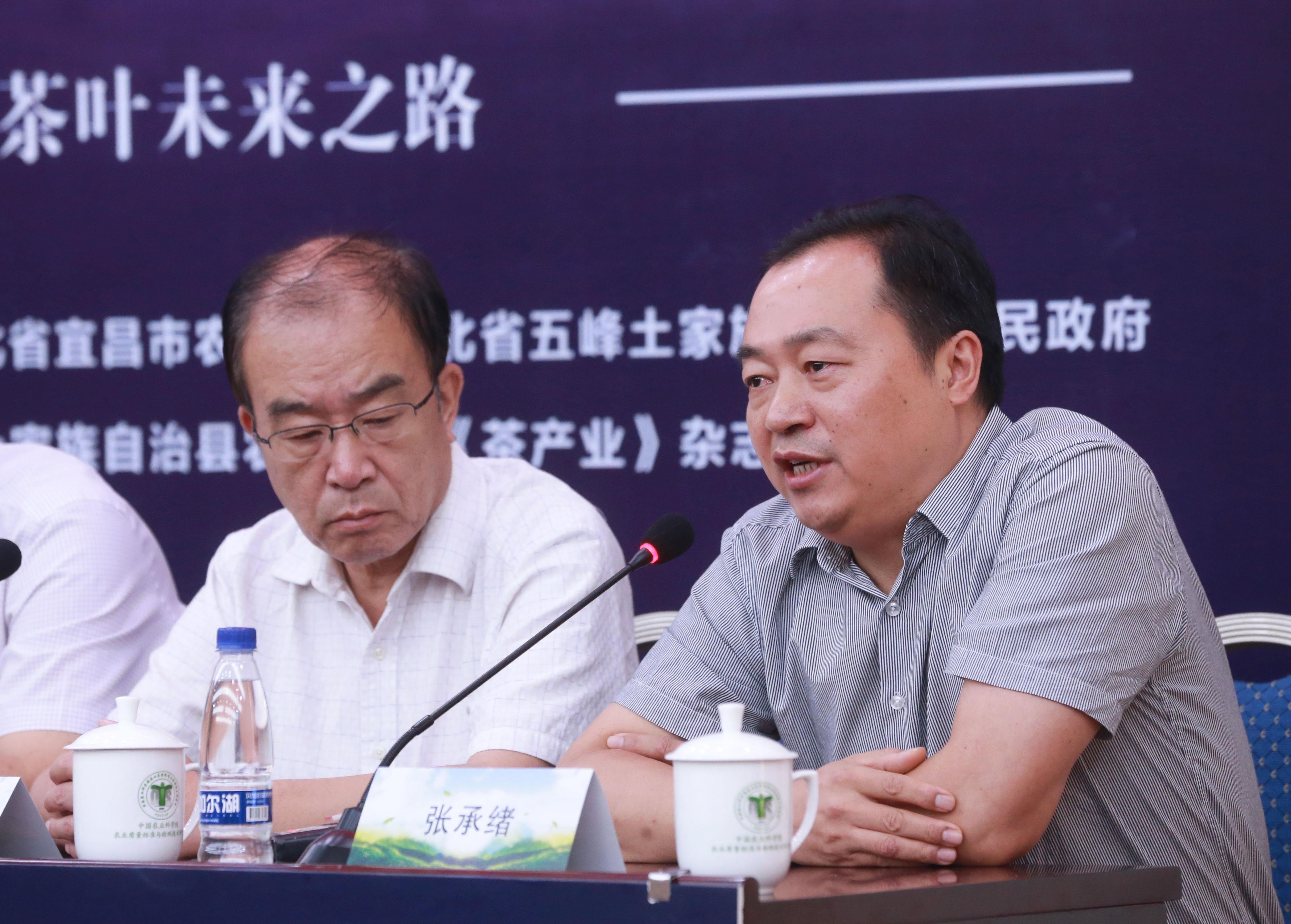 8月22日,五峰县农业局局长张承绪(右一)在回答记者的提问.