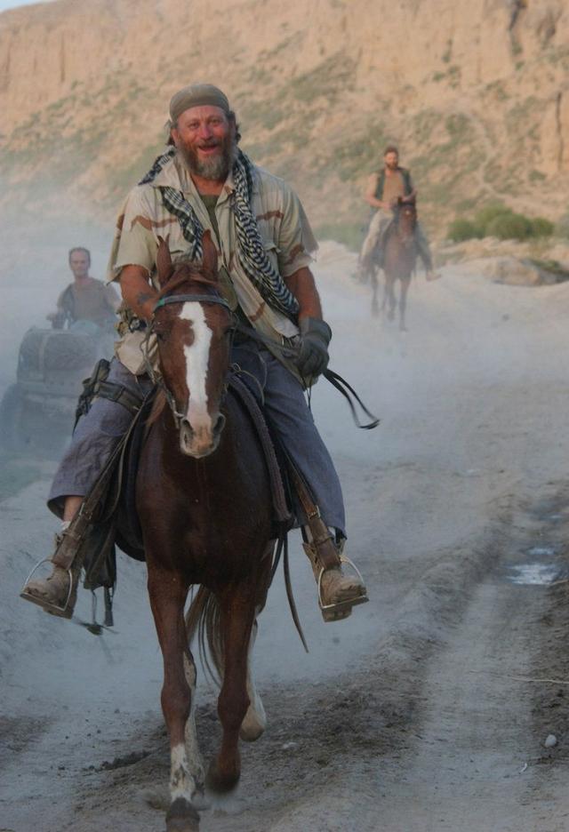如同古代骑士一般,美国雇佣兵们在阿富汗骑马执行任务