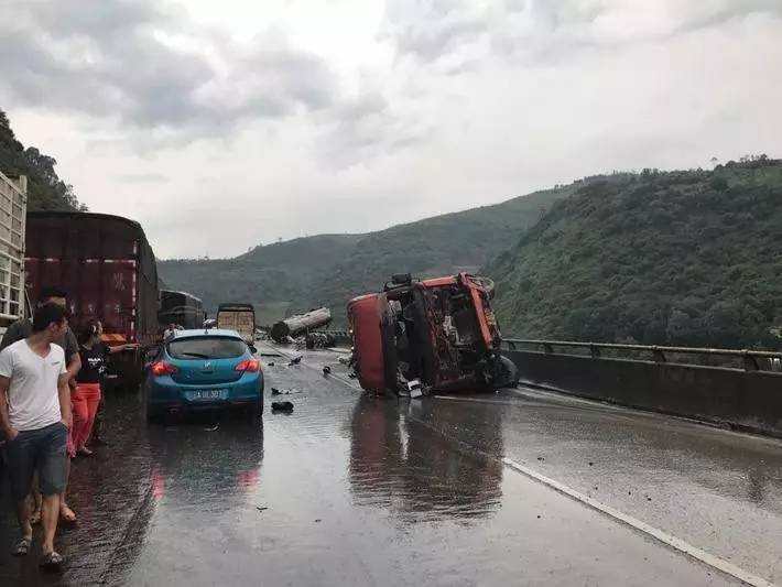 823昆石高速宜良县境内发生较大道路交通事故