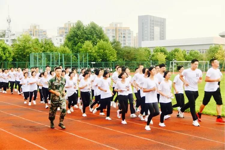 天台中学千名新生开学前的第一课,挥汗操场写青春