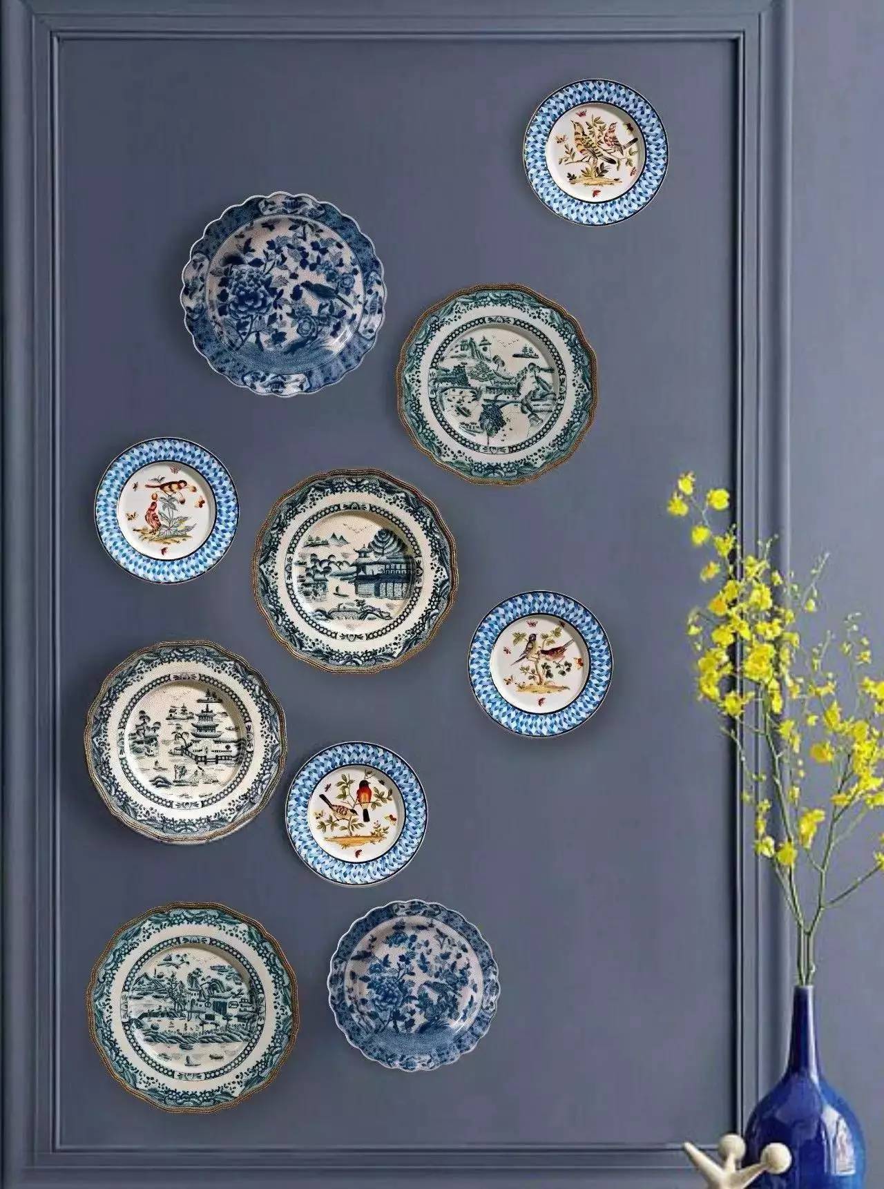 精致的挂盘装饰而成的墙面画富有层次感,添加不同的花色呈现出不同的