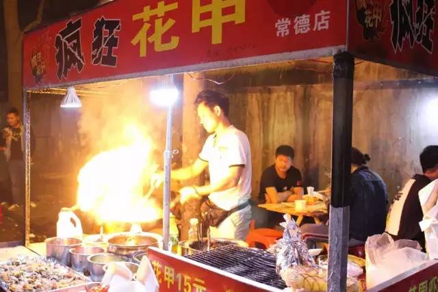 鸭舌哥在疯狂花甲摊前驻足,介绍了他心目中的后街里最好吃的花甲粉